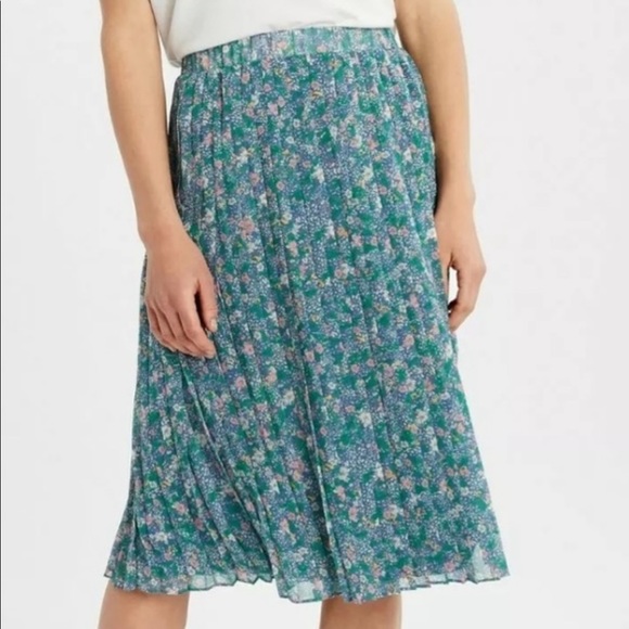 Banana Republic Dresses & Skirts - NWT Banana Republic Womens Sz M Blue Floral
Spring Pleated Midi Skirt A-Line
